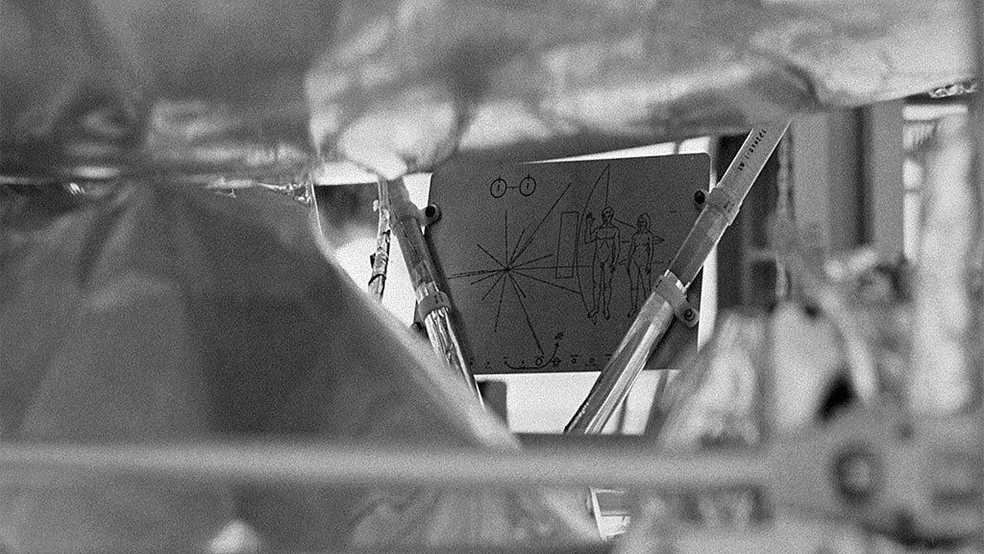 Pioneer 10 e Pioneer 11 carregavam nossos cartões de visita para qualquer outro navegador espacial que pudesse encontrá-las em um futuro distante — Foto: Nasa/BBC