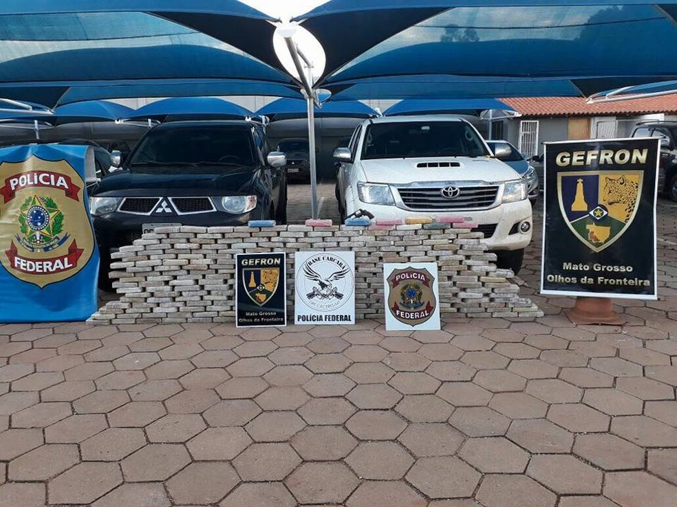 Droga, caminhonetes e armas foram apreendidas com criminosos  (Foto: Gefron-MT/ Assessoria)