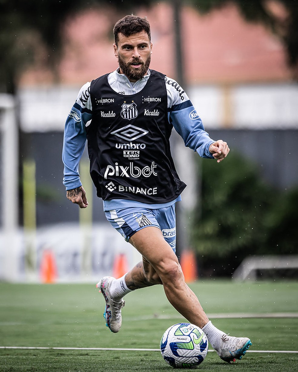 Lucas Lima durante treino do Santos — Foto: Raul Baretta/ Santos FC