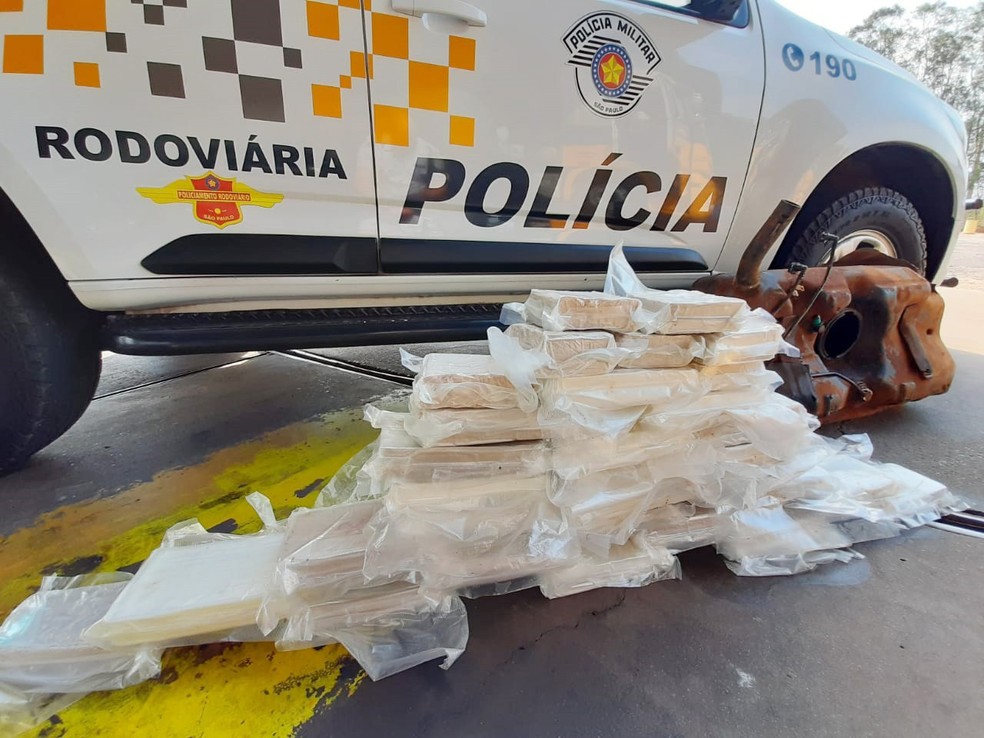 Cocaína estava escondida no tanque de combustíveis do carro — Foto: Polícia Militar Rodoviária