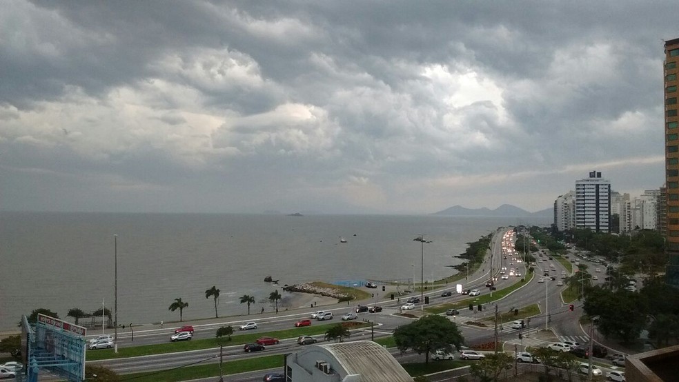 Segundo dia do ano é de sol com nuvens em Santa Catarina (Foto: Valéria Martins/G1)