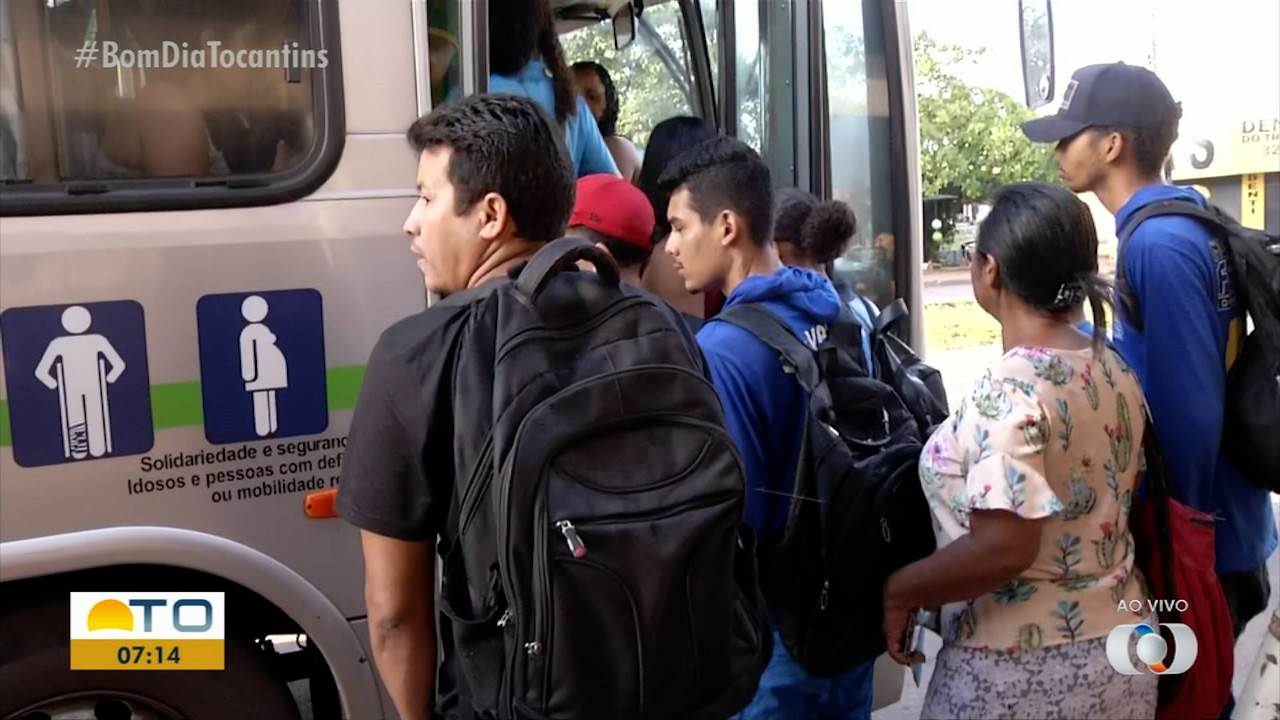 Prefeita de Palmas retira cobrança do transporte coletivo, mas ônibus continuam lotados