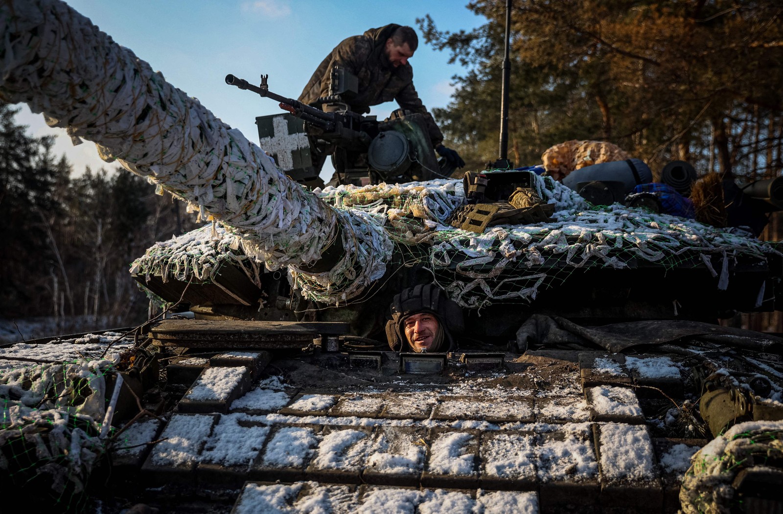 Soldados ucranianos reparam tanque para operação na região de Donetsk, em meio à invasão pela Rússia — Foto: Anatolii Stepanov/AFP
