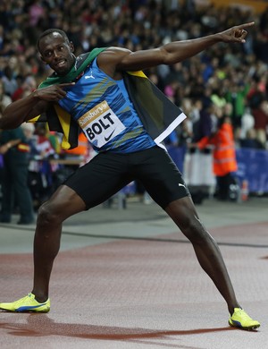 Bolt faz seu gesto característico depois da vitória nos 100m rasos (Foto: Reuters)