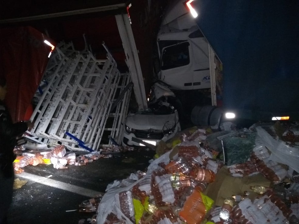 Carga de caminhão ficou espalhada na pista na Rodovia Dom Gabriel Paulino Bueno Couto em Jundiaí — Foto: Ademir Martimiano/Arquivo pessoal