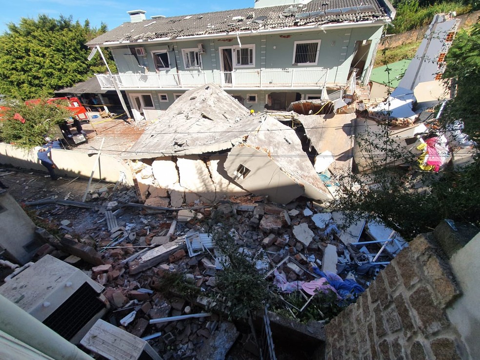 Desabamento ocorreu na manhã de terça-feira no bairro Jurerê, em Florianópolis — Foto: Diorgenes Pandini/NSC