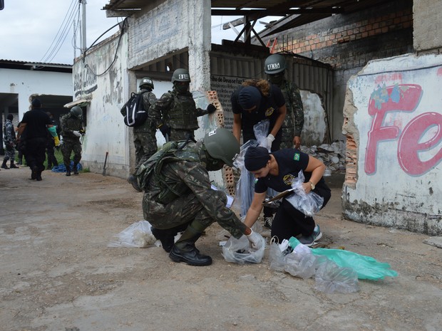 Militares revistaram celas de preso (Foto: Exército/divulgação)