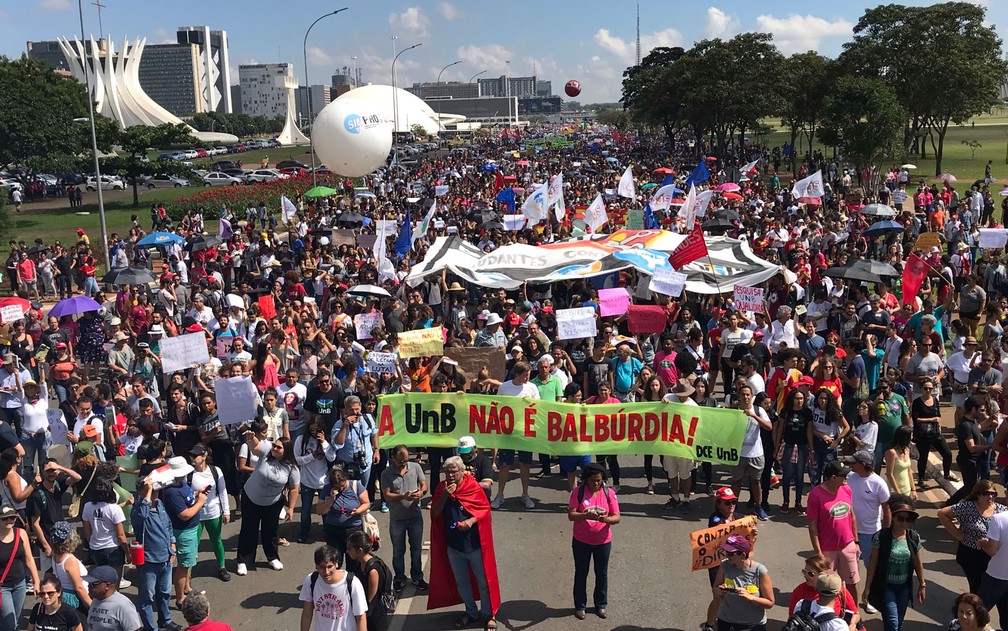 Alunos e professores protestam na Esplanada dos Ministérios, em Brasília, contra os cortes na educação — Foto: Dida Sampaio/Estadão Conteúdo