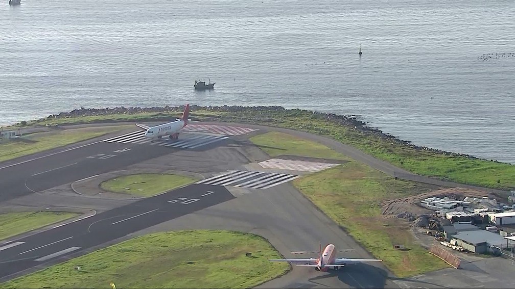 Avião é impedido de decolar por causa de traineira; boia delimita área não navegável — Foto: Reprodução/TV Globo