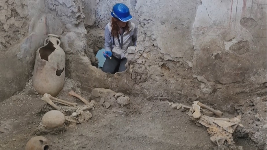 O Ministério da Cultura da Itália anunciou nesta terça-feira que dois novos esqueletos foram encontrados nas ruínas arqueológicas de Pompeia, devastadas pela erupção do monte Vesúvio no ano 79.