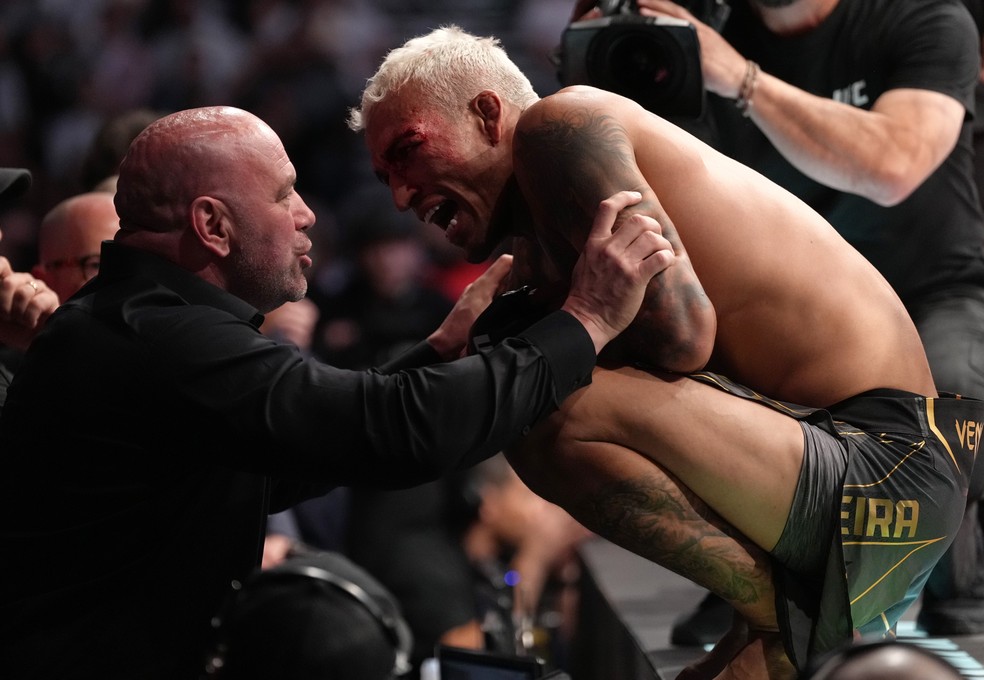 Charles do Bronx conversa com Dana White após o UFC 274 — Foto: Getty Images