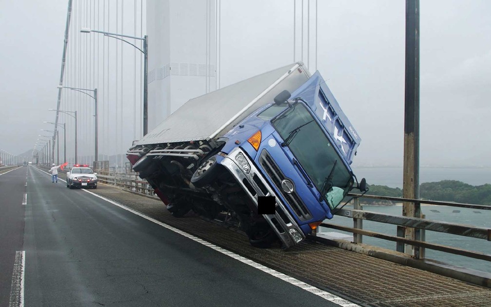 Força do vento levantou um caminhão em Kagawa (Foto: Jiji Press / Prefeitura de Kagawa / AFP)