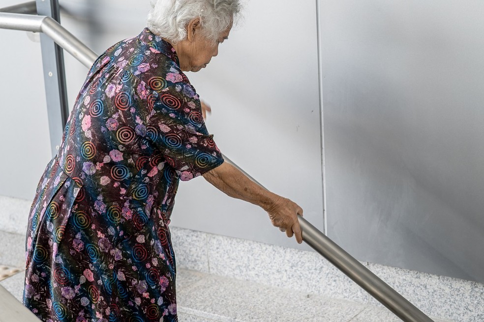 Segundo o médico Bruno Sampaio, pequenas adaptações em casa, como a retirada de tapetes e colocação de corrimãos, ajudam na segurança dos idosos. — Foto: Freepik