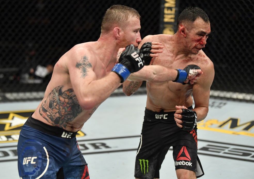 Justin Gaethje conecta um de seus muitos diretos em Tony Ferguson no UFC 249 — Foto: Getty Images