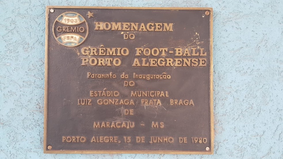 Grêmio confeccionou uma placa em agradecimento ao jogo de inauguração — Foto: Alexandre Fialho / Arquivo Pessoal