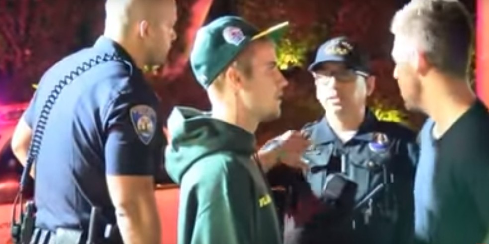 Internauta faz video do momento em que Justin Bieber conversa com policiais após atropelar fotógrafo (Foto: Reprodução/Youtube/The_eye_of_r)