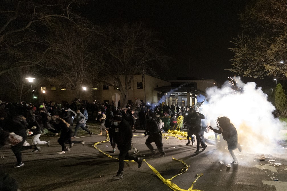 Polícia dispersa multidão que protestava em frente ao Departamento de Polícia de Brooklyn Center, no domingo (11), após a mote de Daunte Wright durante uma abordagem policial — Foto: Carlos Gonzalez/Star Tribune via AP