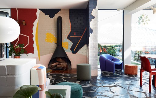 Décor do dia: sala de estar com ilustração colorida na parede - Casa