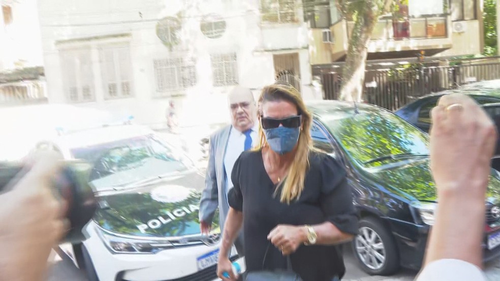 A ex-atleta Sandra Mathias Correia de Sá ao chegar para depor na 15ª DP (Gávea)  — Foto: Reprodução TV Globo