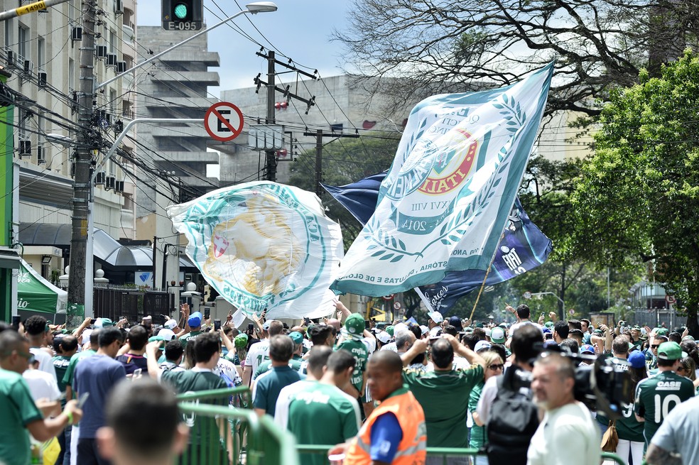 Torcida do Palmeiras faz a festa fora da arena antes do jogo — Foto: Marcos Ribolli