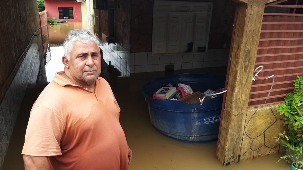 Morador do bairro Raimundo Melo, José de Oliveira da Silva, teve a casa alagada em Rio Branco — Foto: Eldérico Silva/Rede Amazônica