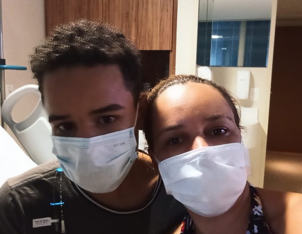 Xenia e João nesta quarta-feira (8), já no quarto do hospital (Foto: Arquivo pessoal)