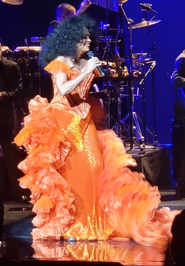 Diana Ross se apresenta em Las Vegas, em 2018, com o mesmo vestido Bob Mackie. (Foto: Twitter Diana Ross/ Reprodução)