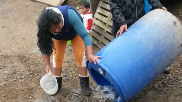  Lydia Sevillano diz deixar de comprar produtos essenciais para poder pagar pela água que consome  (Foto: BBC)