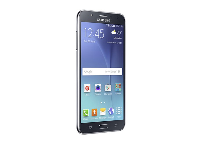 Galaxy J7 (2015) tem corpo de plástico e menos memória RAM que novo modelo (Foto: Divulgação/Samsung)