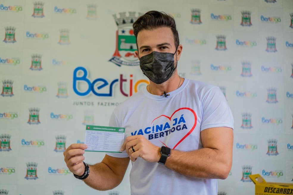 prefeito de bertioga caio matheus recebe primeira dose da vacina contra a covid 19 e anuncia corujao da vacina mais saude g1