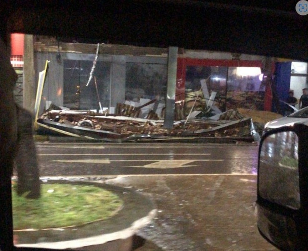 Fachada de comércio foi destruído após forte chuva — Foto: Redes Sociais