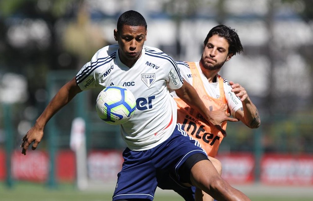 Bruno Alves disputa bola com Hudson em treino do São Paulo — Foto: Rubens Chiri/saopaulofc.net
