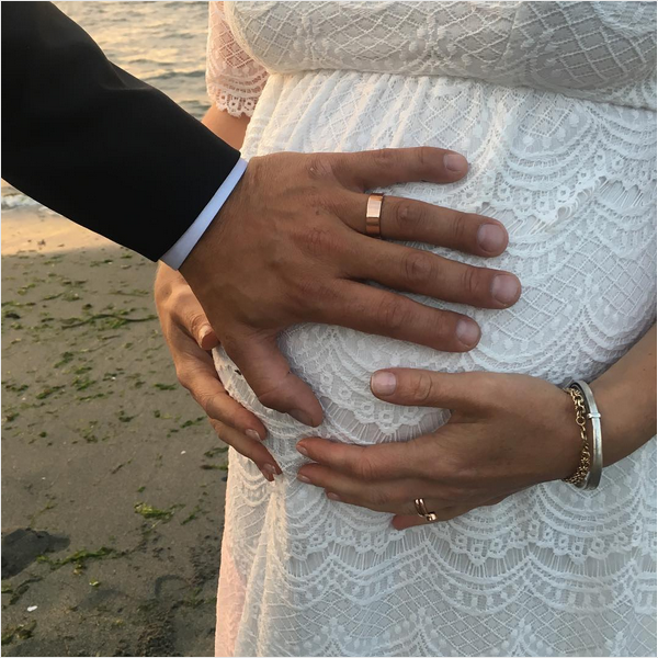 A atriz Julia Stiles, grávida, no dia de seu casamento (Foto: Instagram)