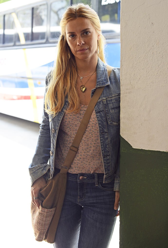 Lara, nova personagem da trama das 9h, usa peças jeans e floridas (Foto: Ellen Soares / Gshow)
