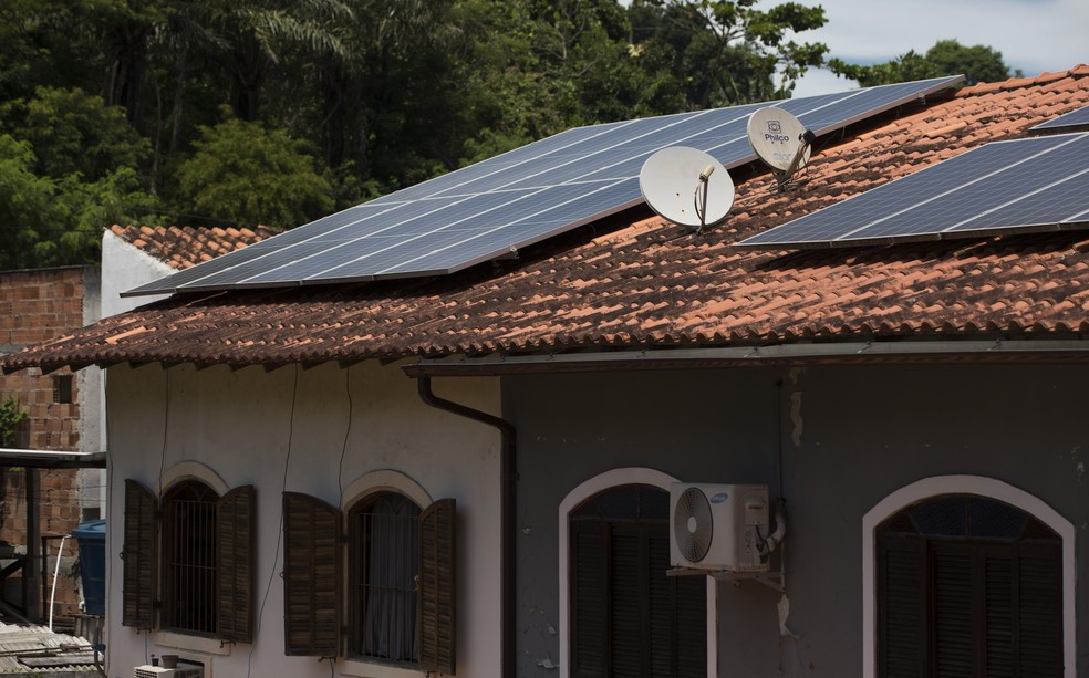 Moradora de Niterói, Edilene Muti comprou as placas de energia solar há quase um ano e já sente a economia nas contas de luz — Foto: Ana Branco/Agência O GLOBO