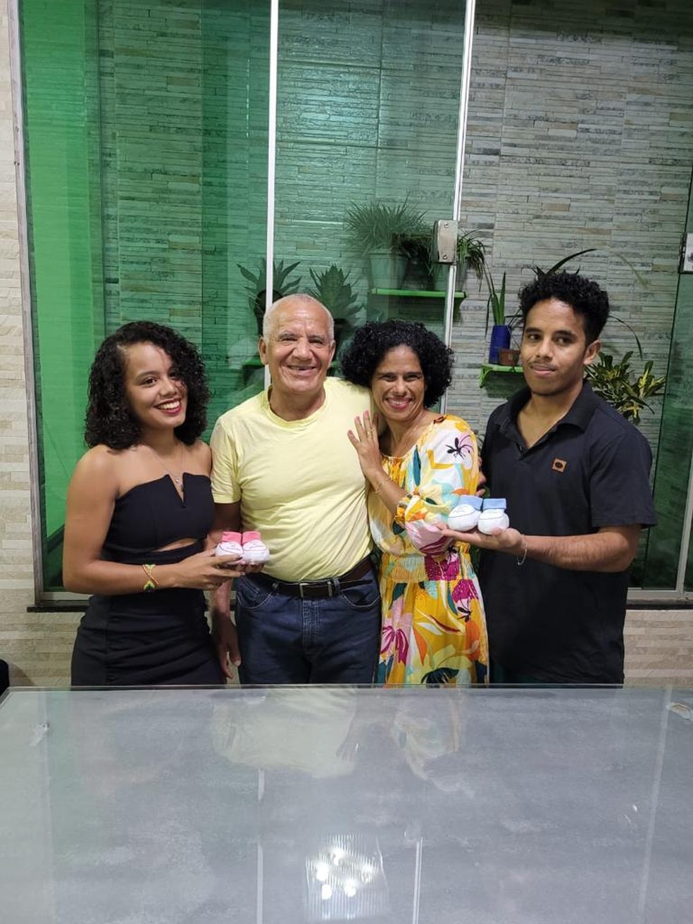 Durante um jantar, o casal contou aos filhos que eles teriam um novo irmão — Foto: Arquivo pessoal 