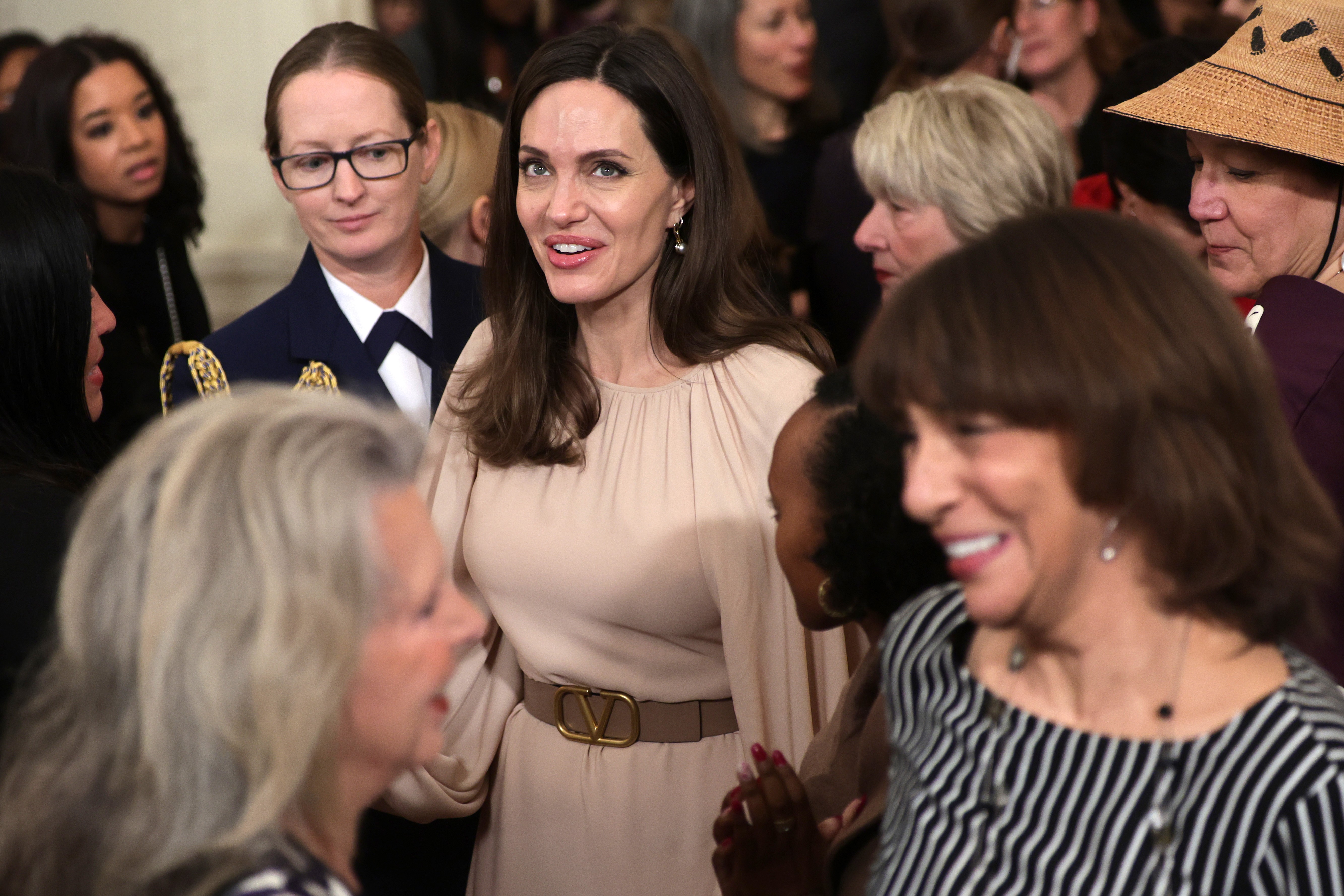 WASHINGTON, DC - MARCH 16:  Actress Angelina Jolie leaves after an event to mark the reauthorization of the Violence Against Women Act at the East Room of the White House on March 16, 2022 in Washington, DC. President JBiden, who helped to write the origi (Foto: Getty Images)