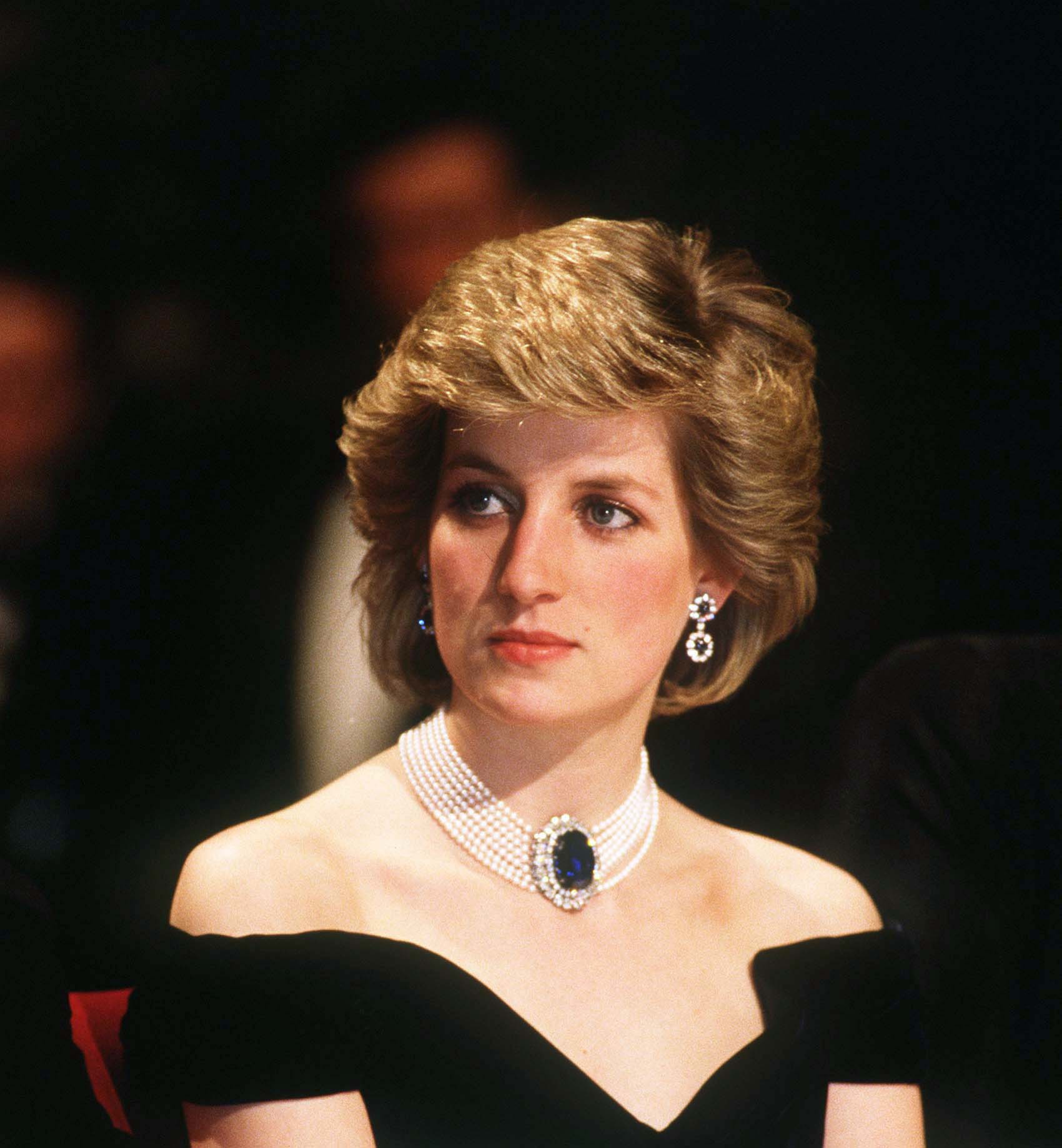 VIENNA, AUSTRIA - APRIL 16: Diana, Princess of Wales, wearing a midnight blue velvet, off the shoulder evening dress designed by Victor Edelstein, a sapphire, diamond and pearl choker and diamond and sapphire earrings, attends a state banquet on April 16, (Foto: WireImage)