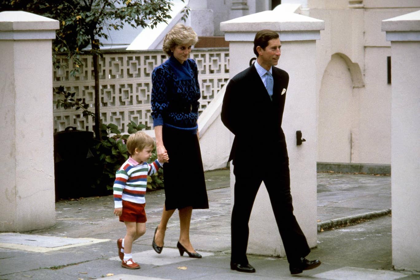 Princesa Diana e Príncipe Charles chegam com William para seu primeiro dia de creche (Foto: Reprodução/PA)