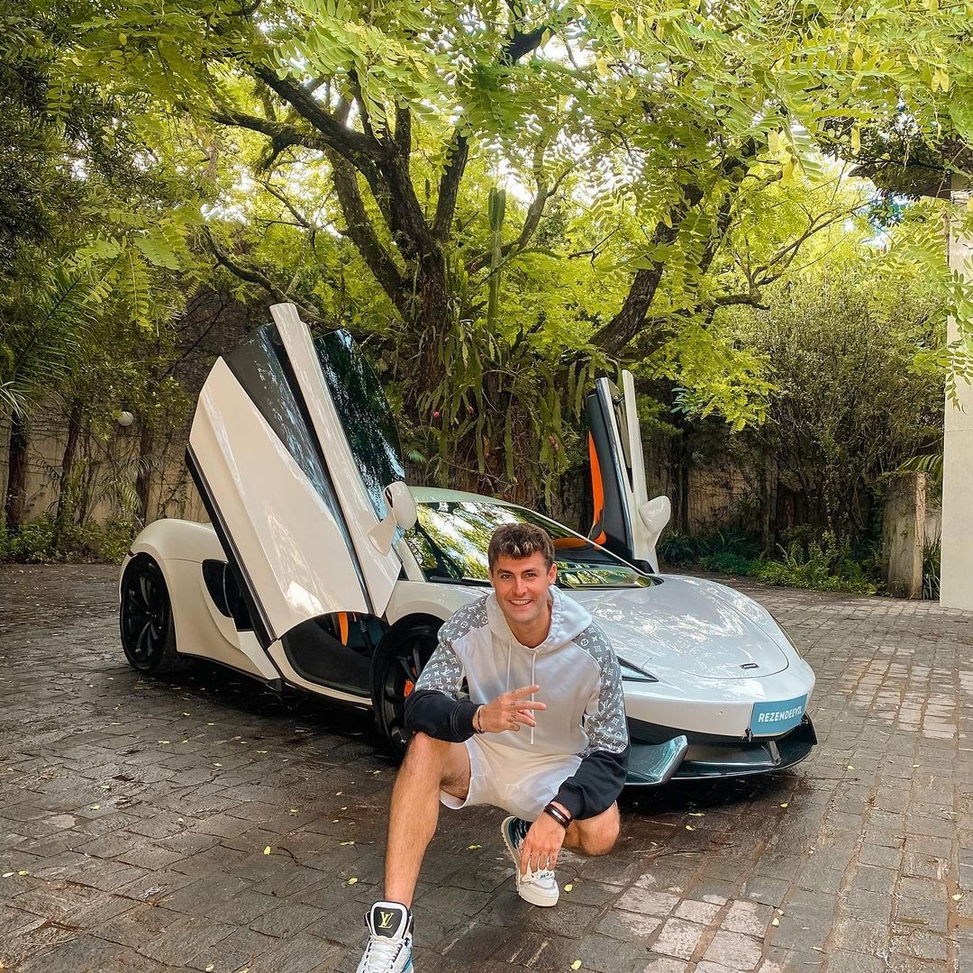 Youtuber Rezende compra carrão McLaren avaliado em mais de R$ 2 milhões (Foto: Reprodução/Instagram)