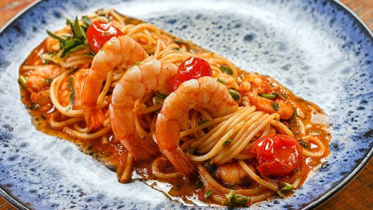 Receita fácil e saborosa de espaguete ao molho de camarão
