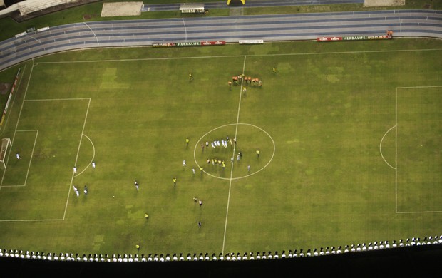 Vista aérea do Estádio Mangueirão mostra que apenas o Paysandu entrou em campo na partida marcada contra o Santa Cruz-PA (Foto: Tarso Sarraf/O Liberal)