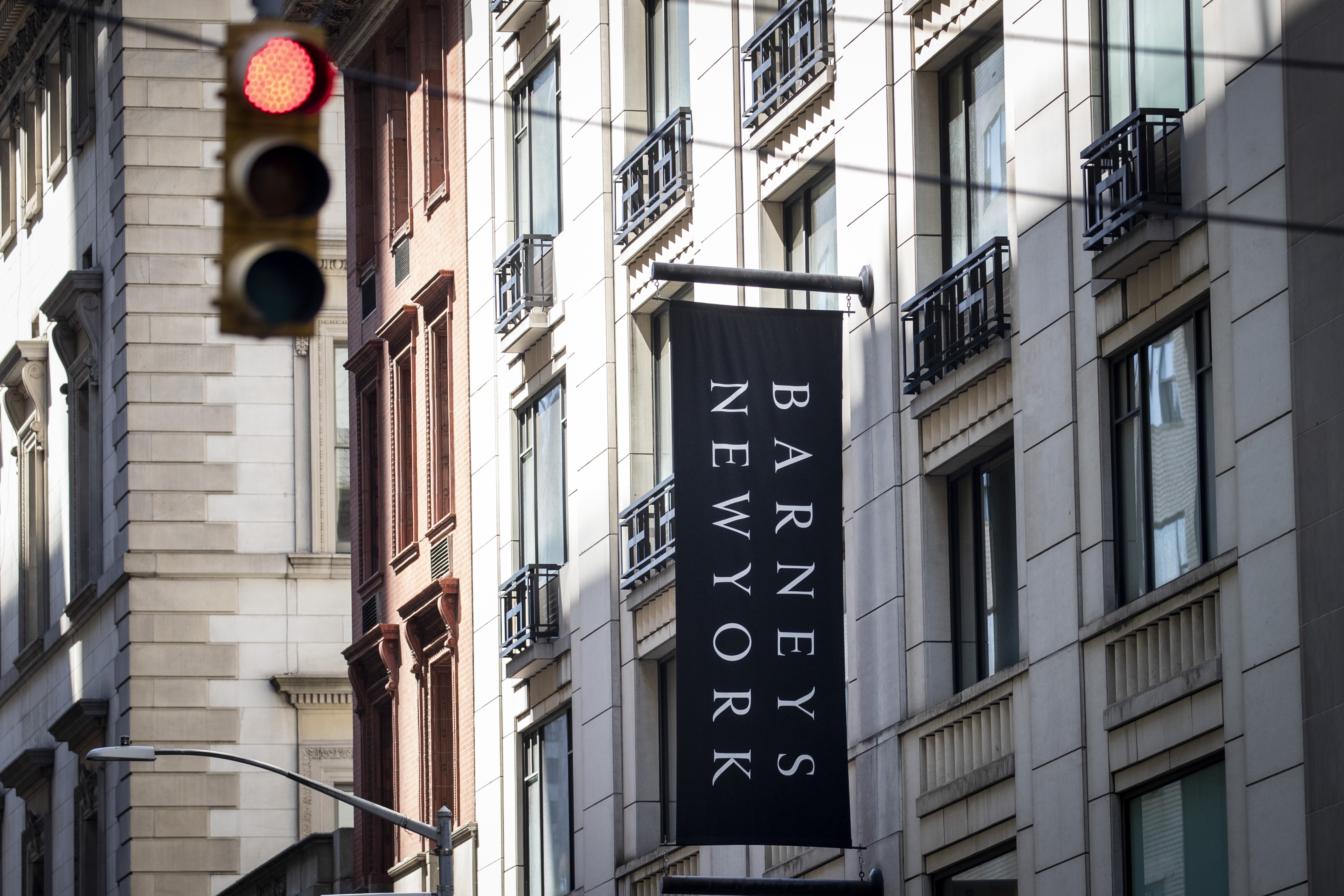 NEW YORK, NY - JULY 15: Signage for Barneys New York hangs on the side of the store in Midtown Manhattan, July 15, 2019 in New York City. According to news reports, Barneys New York, an American chain of luxury department stores, is considering a bankrupt (Foto: Getty Images)