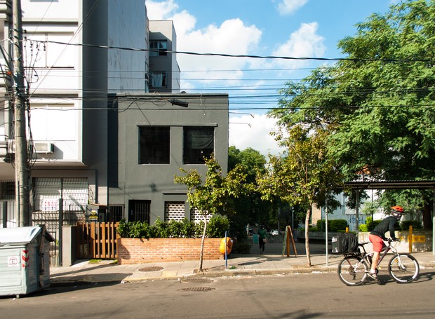 A casa antiga da Travessa Lanceiro Negros, em Porto Alegre, foi pintada e reformada no projeto do Ginkgo (Foto: Divulgação/Barra Arquitetos)