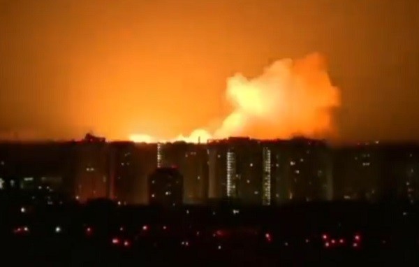 Imagem do vídeo compartilhado pelo jornalista Clive Myrie mostrando explosão em Kiev (Foto: Twitter)