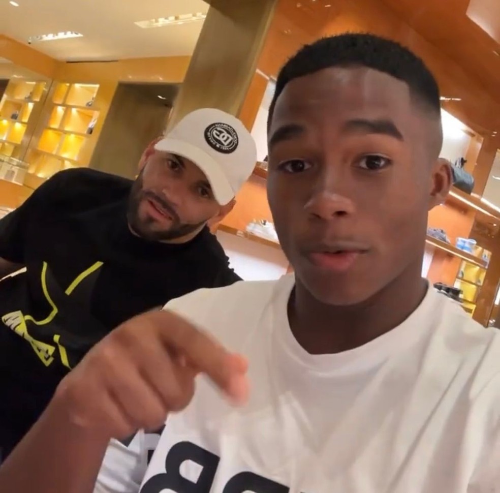 Weverton cumpre promessa, leva Endrick ao shopping e dá tênis de R$ 9 mil para joia do Palmeiras