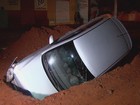 Motorista fica ferido após cair com carro inteiro em buraco em Ribeirão