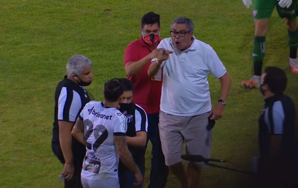 Paulo Carneiro, presidente do Vitória, invade campo e ameaça Vinícius, meia do Ceará — Foto: Reprodução