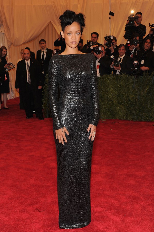 Para o Met Gala de 2012, "Schiaparelli And Prada: Impossible Conversations", Rihanna escolheu um longo preto Tom Ford, surpreendendo a todos com o look discreto e comportado. (Foto: Getty Images)