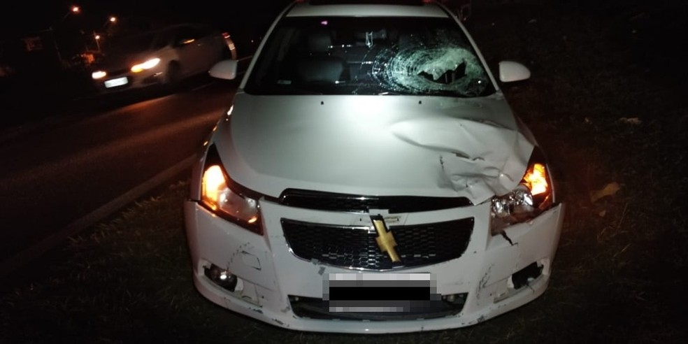 Carro que se envolveu no atropelamento na BR-153 em Rio Preto &mdash; Foto: Pol&iacute;cia Rodovi&aacute;ria
